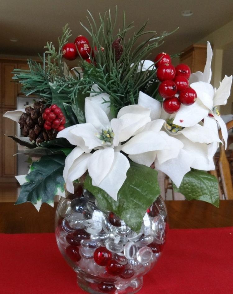 Vytvorte na Vianoce kyticu s vianočnými rastlinami dekorácia stola na vianočnú kyticu vianočná hviezda biele bobule