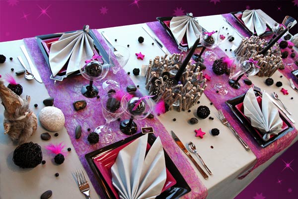 Nápady na dekoráciu stola - kombinujte čiernu a fialovú Dekorácia stoluVianoce3