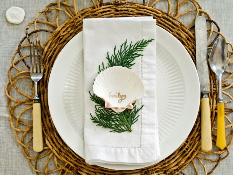 Ozdobte vianočné taniere evergreenmi a mušľami dekorácia stola na vianočný obrúsok ozdobí vždyzelené mušle meno