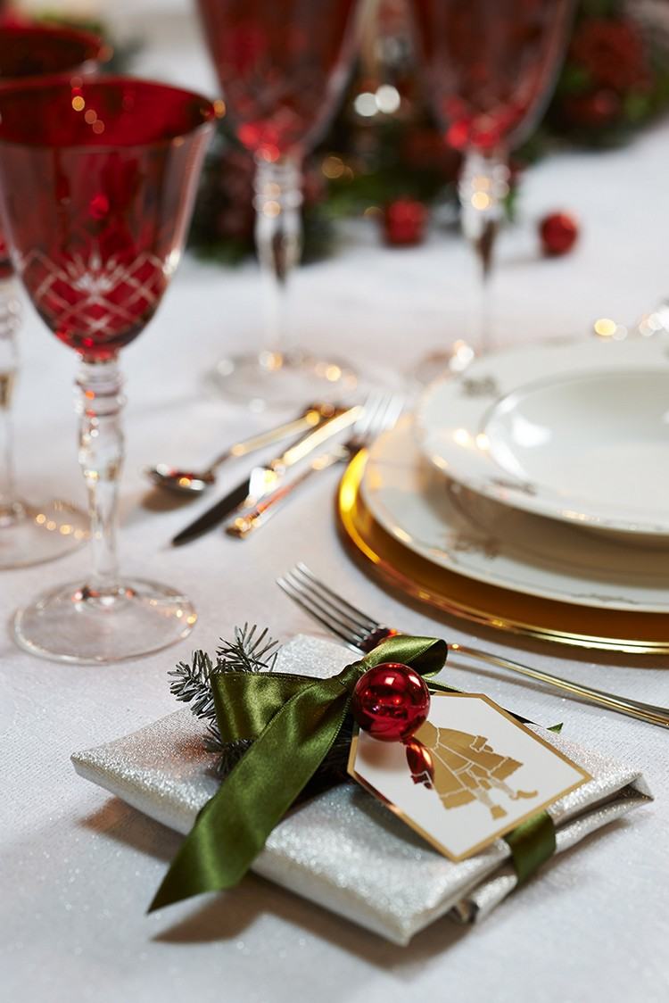 Látkový obrúsok zabalený a ozdobený zelenou saténovou stuhou dekorácia na stôl-vianočné-trblietavé-súkno-obrúsok-zelená-stuha-červená-sklenená guľa