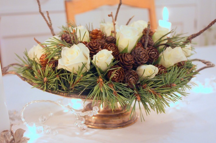 Aranžmán ruží, šišiek a ihličia na stojan na tortu dekorácia stolu-vianočné-torty-stojan-aranžmán-biele ruže-jedľové-konáre-šišky