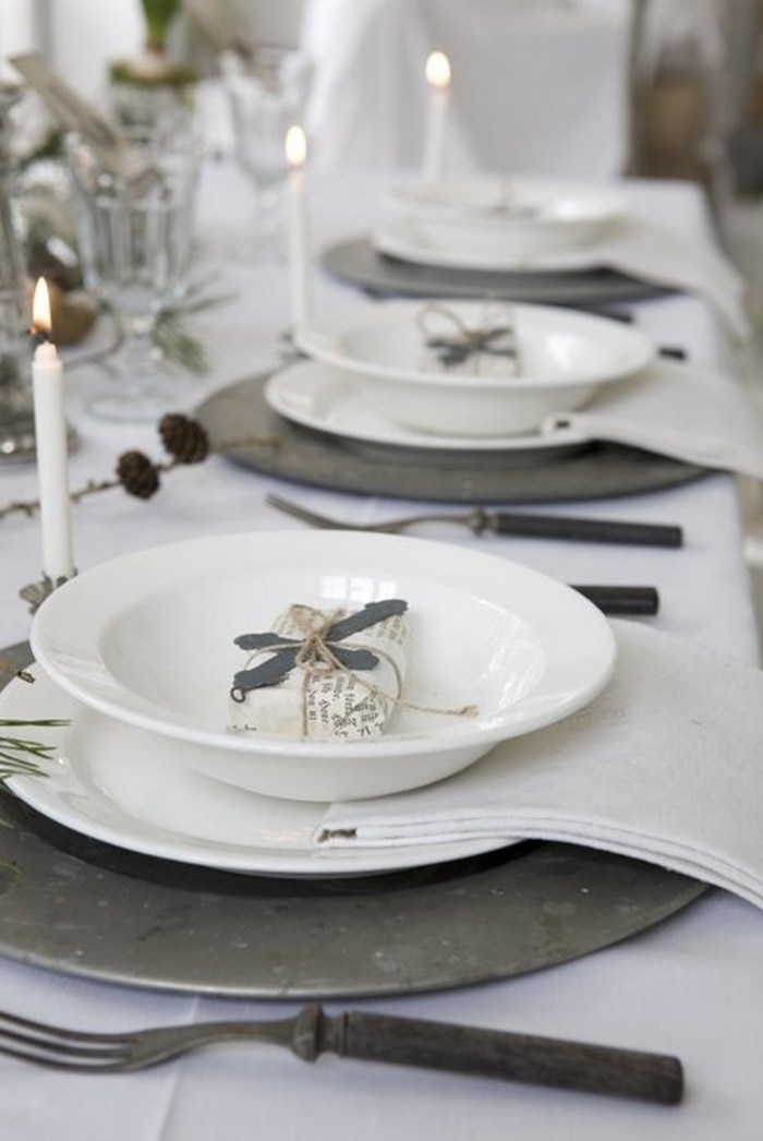 Nápady na aranžovanie stolu na vianočné ošumelé elegantné kovové príbory stôl-vianočne-zdobené-sviečky-ošarpaný-elegantný-štýl-riad-príbor-kov