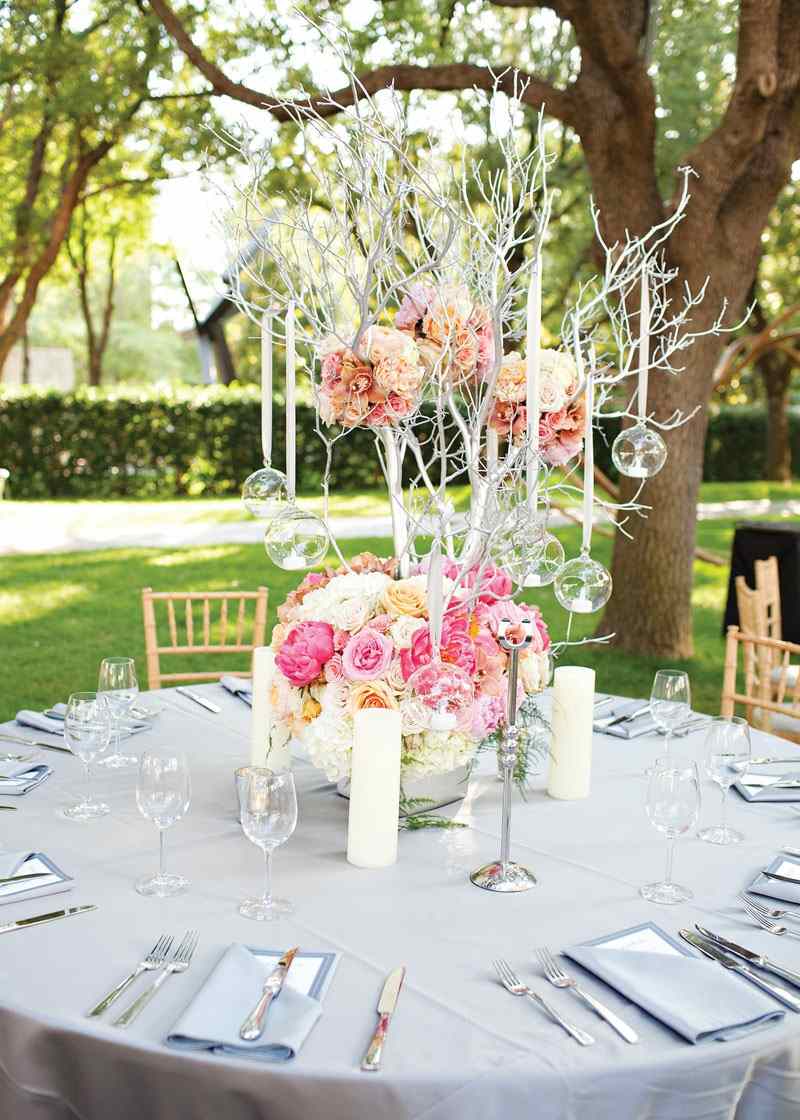 dekorácia stolu na svadobný okrúhly stôl okrúhly stôl kytica kvetov sklenené gule