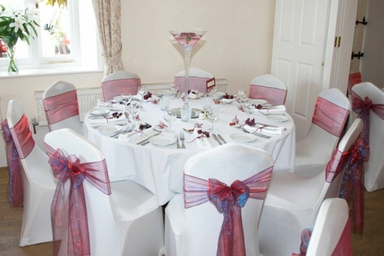 dekorácia stola na svadbu biela ružová stolička deco jednoduchý okrúhly stôl