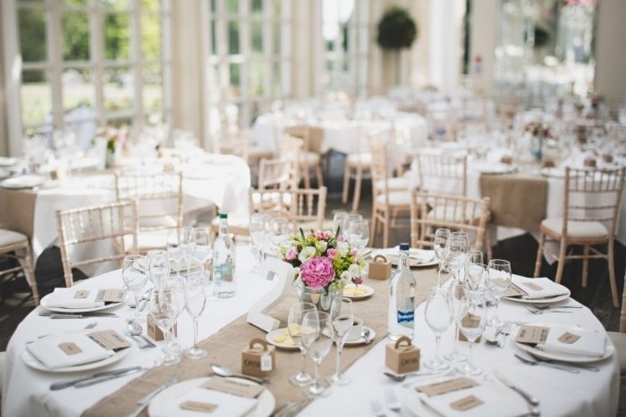 Stolná dekorácia na svadobné okrúhle stoly-vintage-hnedo-biela