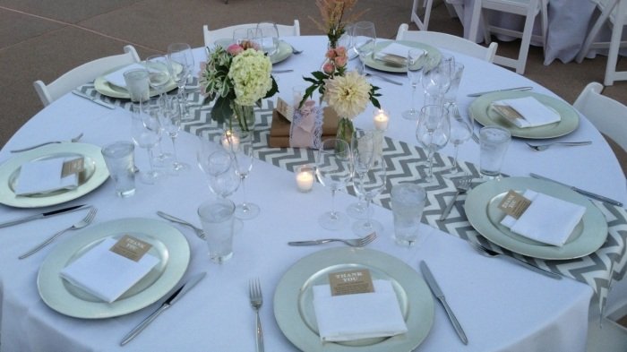 stolová dekorácia-svadba-okrúhle-stoly-stôl-bežec-sivá-cik-cak-matka