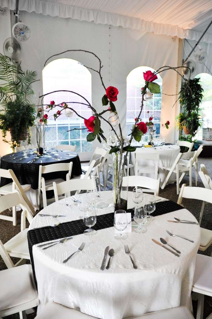 dekorácia stolu-svadobné-okrúhle-stoly-čierno-biele-červené-ruže