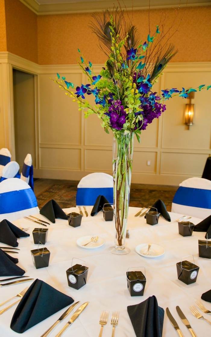 výzdoba stola-svadba-okrúhle-stoly-farby-páv-inšpirovaná