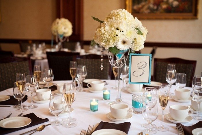 dekorácia stolu-svadba-okrúhle-stoly-farby-aqua-biela-čierna