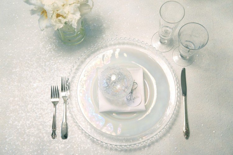 Umiestnite karty a dekorácie vianočného stromčeka - skvelý nápad na zimnú svadbu Umiestnite karty-svadba-drotár-nápady-zimná rozprávka-lopta