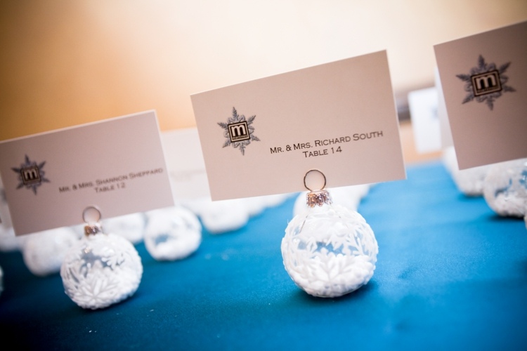 Umiestnite karty na svadbu v zime - biele a jednoducho navrhnuté Miesto karty svadobné vianočné stromčeky dekorácie ples nápady