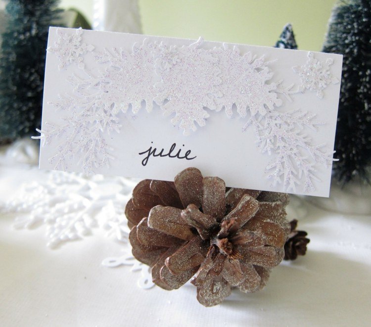 Vytvorte lístky na miesto - nastriekajte trblietavým sprejom a ozdobte Umiestnite karty-svadobné nápady-drotár-drotár