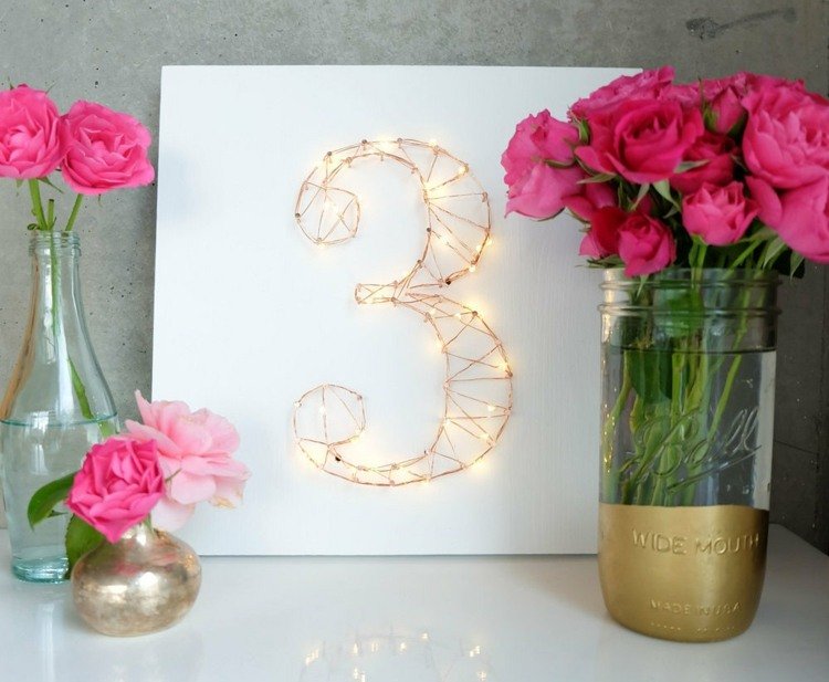 stôl-čísla-na-svadobné-vílové svetlá-inšpirácia-ľahké-drotárstvo