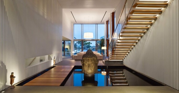 Stôl-v-denníku-dizajn-chodba-nápad-zen-štýl-rybník-schody-osvetlenie