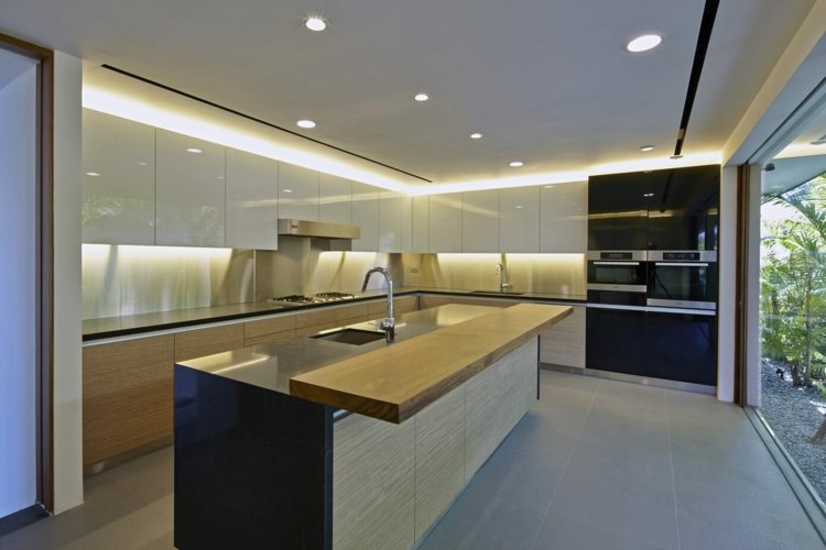 stôl-strom-kmeň-dizajn-kuchyňa-minimalistický-kuchyňa-ostrov-drevo