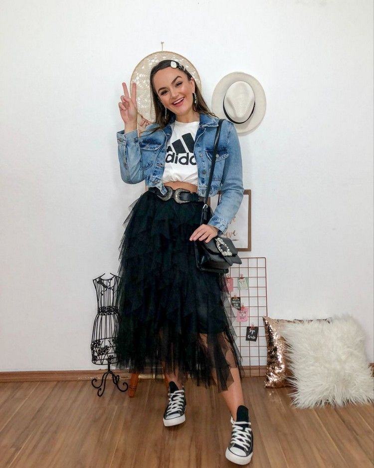 Trendy v oblasti sukní 2021 riflová bunda jesenné outfity tylová sukňa kombinovaná