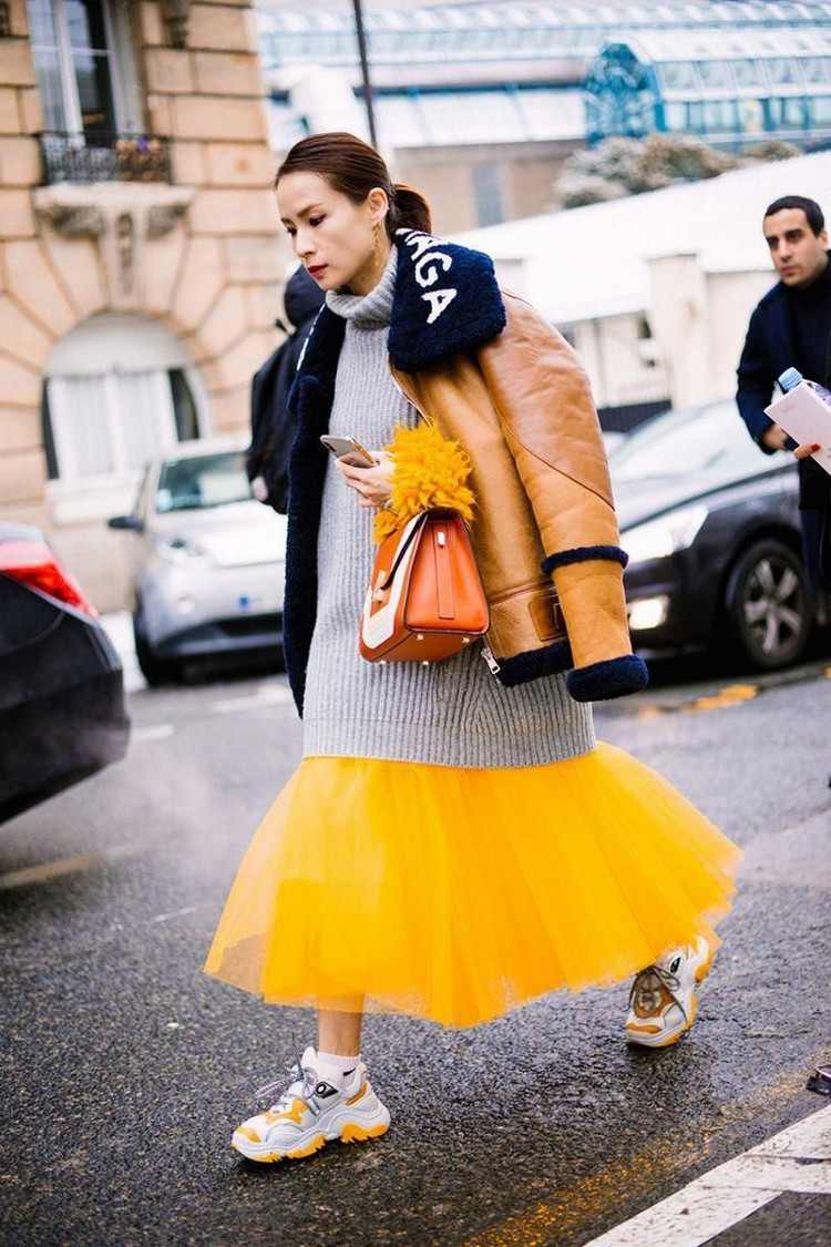 Trendy v teniskách jeseň zima 2020 kombinujte tylovú sukňu