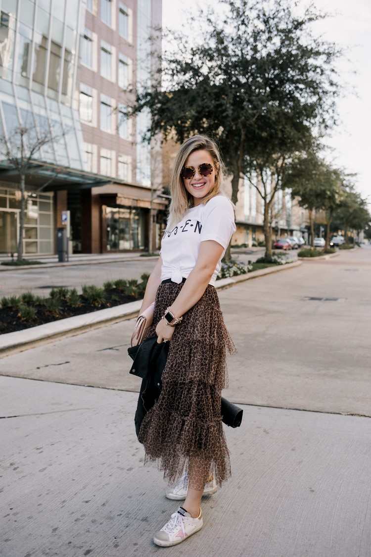 Tenisky s tylovou sukňou kombinujú trendy sukní 2021