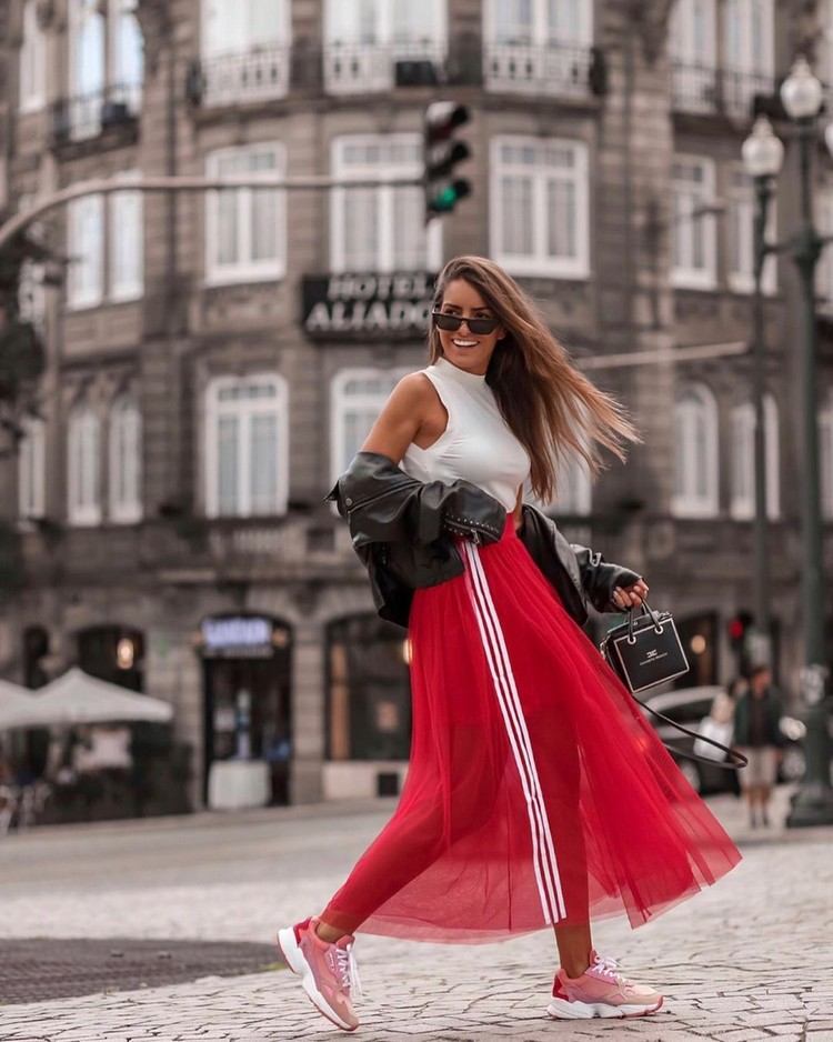 Tylová sukňa kombinovaná s oblečením z tenkej koženej bundy na jeseň