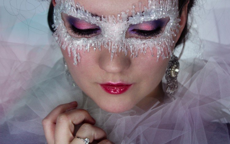 skvelé-remeselné nápady-elegantná-ľadová kráľovná-halloween-maska-diy-horúce-lepidlo-kamienky