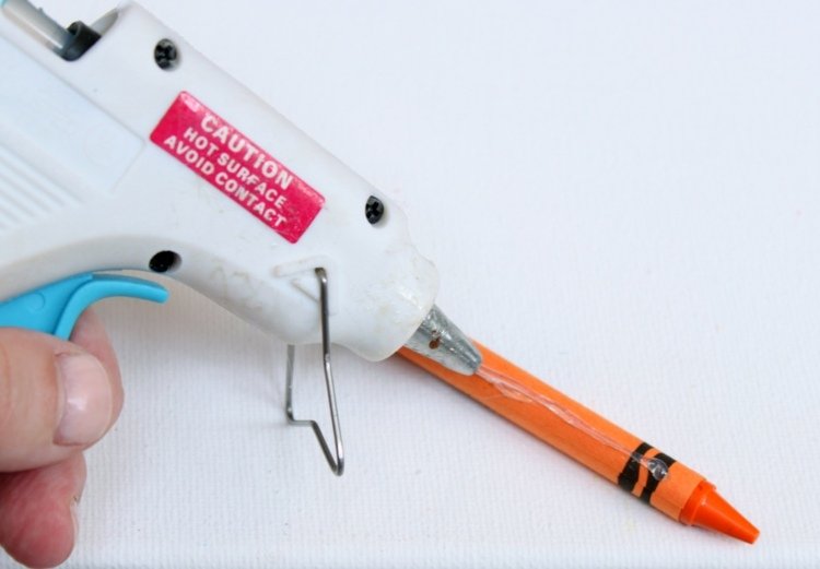 pastelky voskové pastelky roztavia nápady obrázok na horúce lepidlo