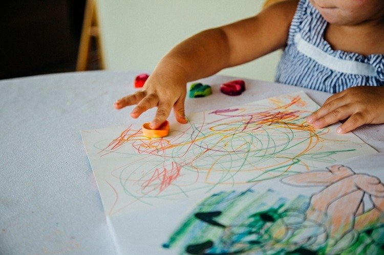 ručné práce s deťmi srdiečkové voskovky tavia farbu