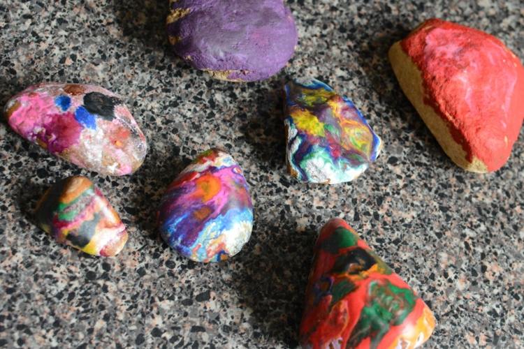 deti vyrábajú horúce kamienky voskovkami