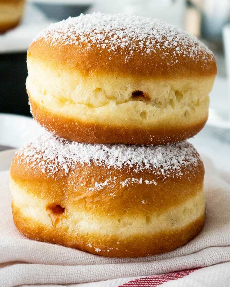 Karnevalové šišky sú klasika Fašiangové recepty klasický-kysnuté cesto-džem-plnka-práškový cukor