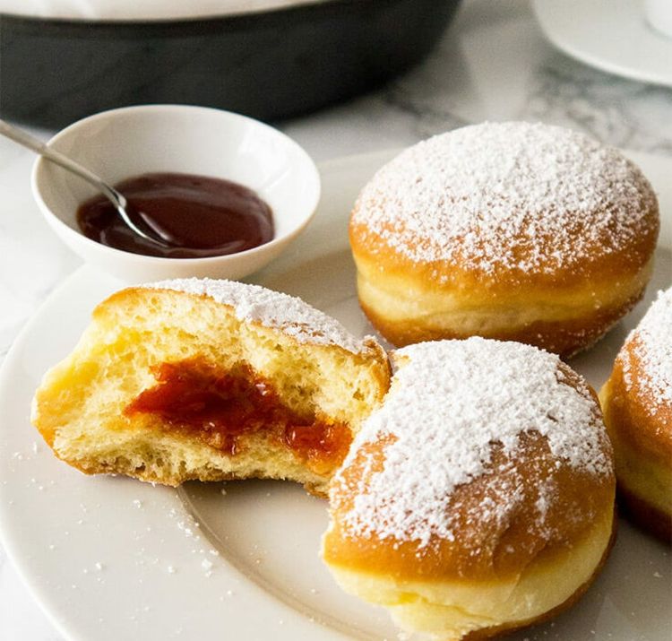 Jednoduché recepty na karnevalové šišky Karnevalové recepty, ktoré sa ľahko servírujú ako dezertný stôl