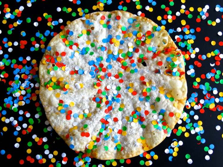 Tip na recept na sladké chipsy karnevalové recepty karnevalové sušienky-konfety-práškový cukor-jednoduché