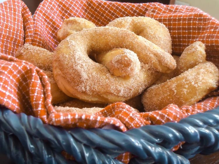 Fašiangové recepty - praclíky stočíme do cukru alebo poprášime práškovým cukrom Karneval-recepty-praclík-sladké-pečenie-cukor-dezert