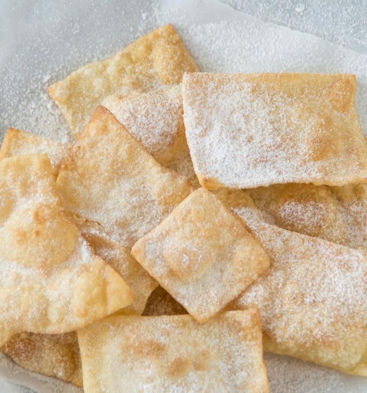 Recept na chrumkavé črepy z karafiátu Karneval-recepty-pečenie-črepy-tenké-cesto-roll-out-práškový cukor-ozdoba