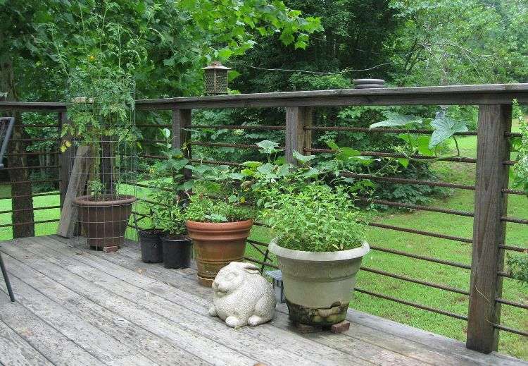 stĺpik zábradlia oceľové tyče kvetináče drevené podlahové dosky trávnik stromová záhrada