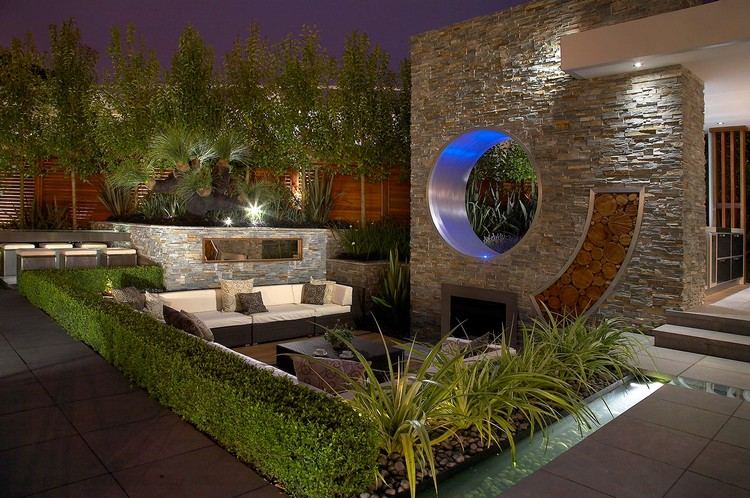 Záhradné sedacie súpravy-nápady na dizajn-posedenie-rôzne úrovne-krbová stena