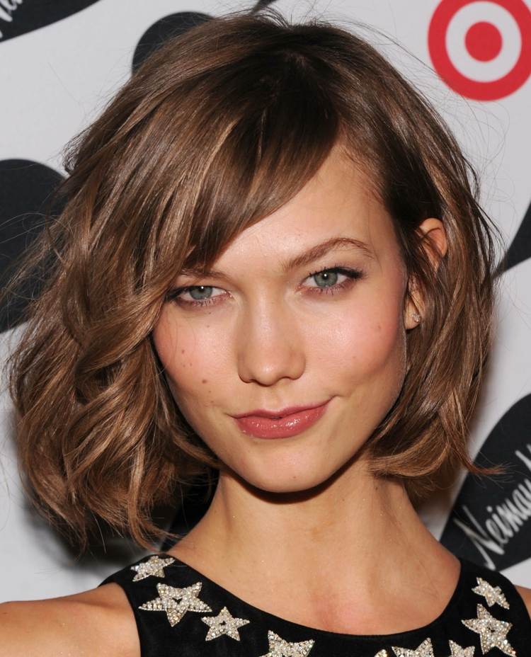 Bočné ofiny môžete kombinovať s vlnkami ofina účesy bokom vlny krátky účes milla jovovich