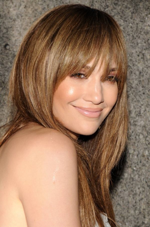 Speváčka účes vylepšuje dobrou náladou účes s dlhými vlasmi-jennifer-lopez-ofinou