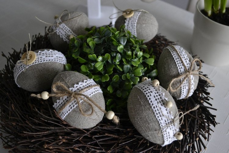 Veľkonočné vajíčka prikryte bielizňou sivou a čipkou