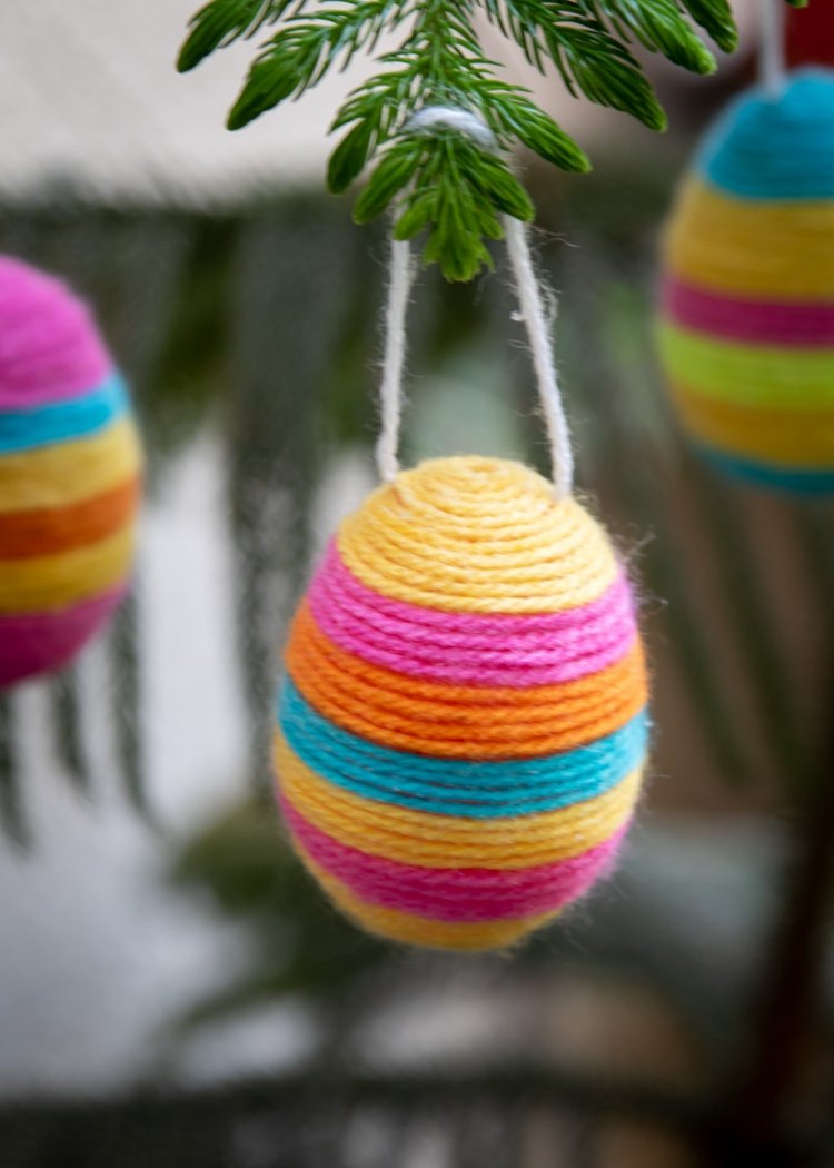 Farebné veľkonočné vajíčko s vlnenou priadzou na zavesenie