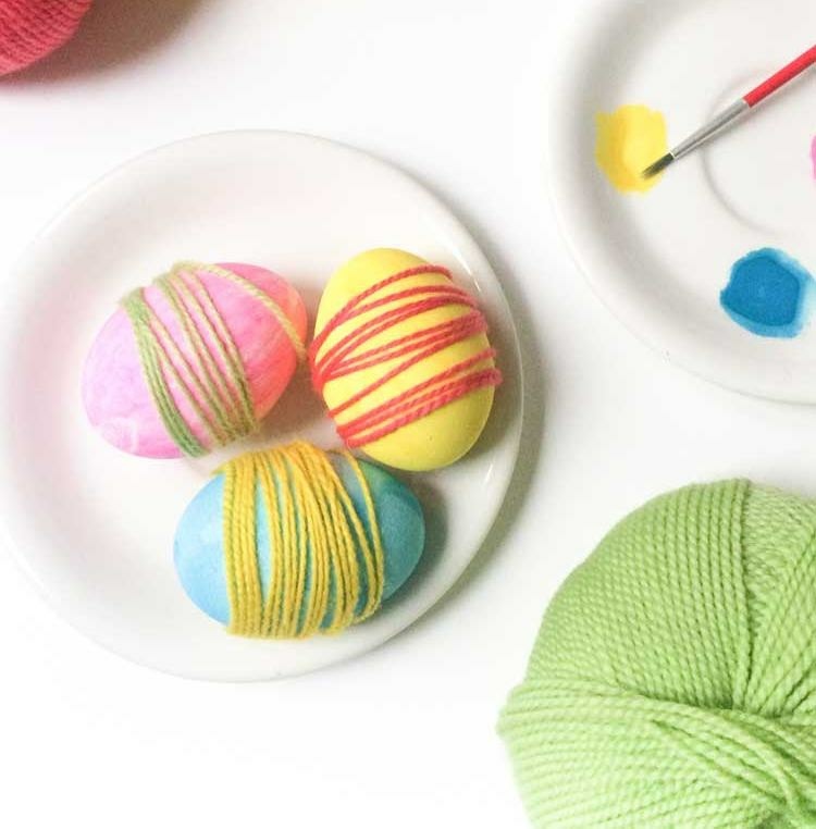 Prikrývanie farebných kraslíc vlnou - nápad do škôlky