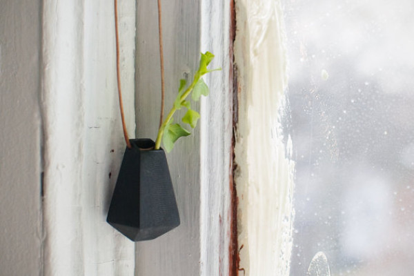 Fazetovaný čierny kontajner s náhrdelníkom z mini rastlín