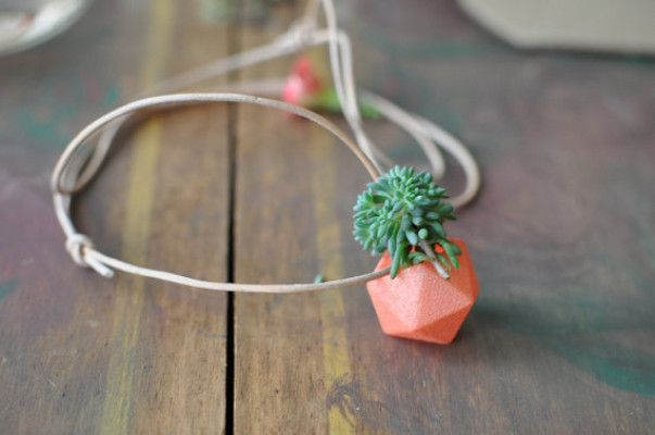 Náhrdelník, mini kvetinový prívesok v oranžovej nádobke