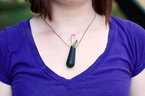 Náhrdelník čerstvé kvety čierny kontajner rastliny darček tip