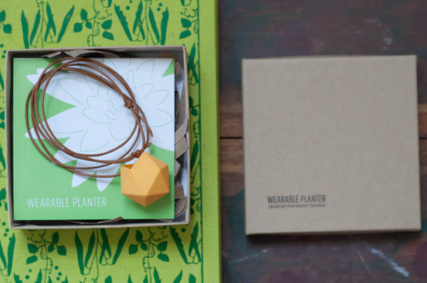 Náhrdelník kvety darček nápad balenie oranžový kontajner