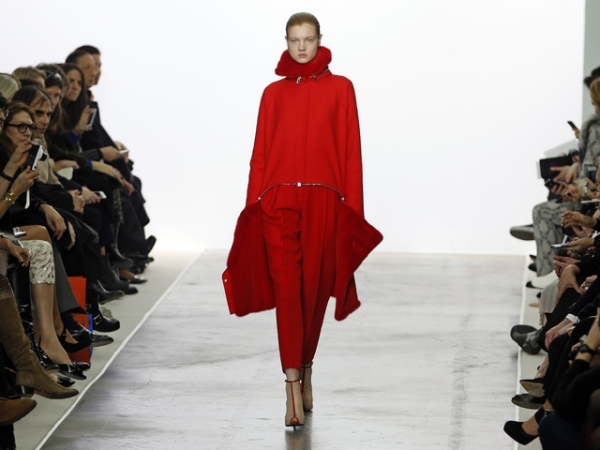 červené oblečenie vášeň zvodné nadčasové strieborné prvky zodpovedajúce oblečenie červené oblečenie vášeň zvodné