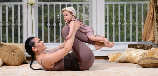 dieťa dať pod paží opory baviť sa