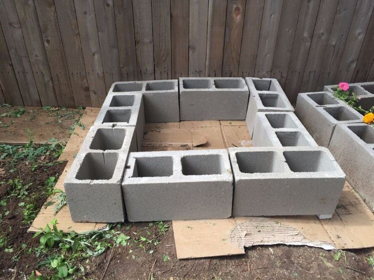 Betónové tehly ako hranica pre uhorky a paradajky vo vyvýšenom lôžku