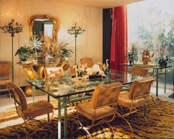 Jedáleň-interiér-pozlátené stoličky