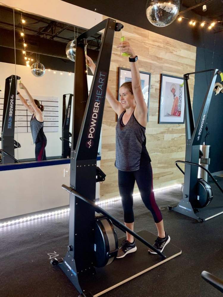 Kondičný tréning kardio stroj Versaclimber na chudnutie