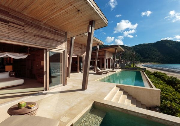 Plážová vila-Bazény pri oceáne Drevené budovy Six Senses-Vietnam Plážová vila-luxusný rezort Nekonečné bazény s výhľadom na oceán Drevené budovy Six Senses-Vietnam