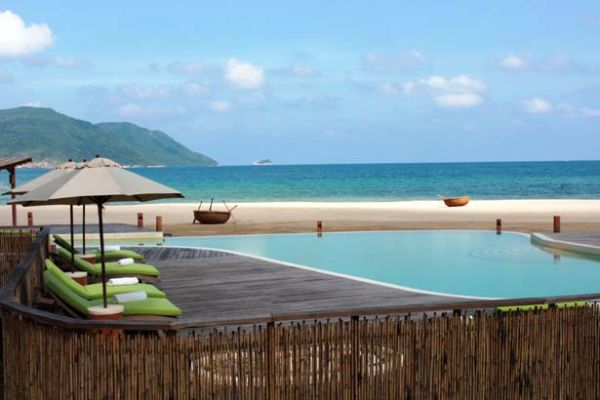 Plážová vila bazénová paluba plážová bambusová obrazovka s ochranou súkromia Vietnamský rezort Plážová vila slnečná terasa s jemným pieskom, pláž, bambusová ochrana obrazovky, luxusný vietnamský rezort